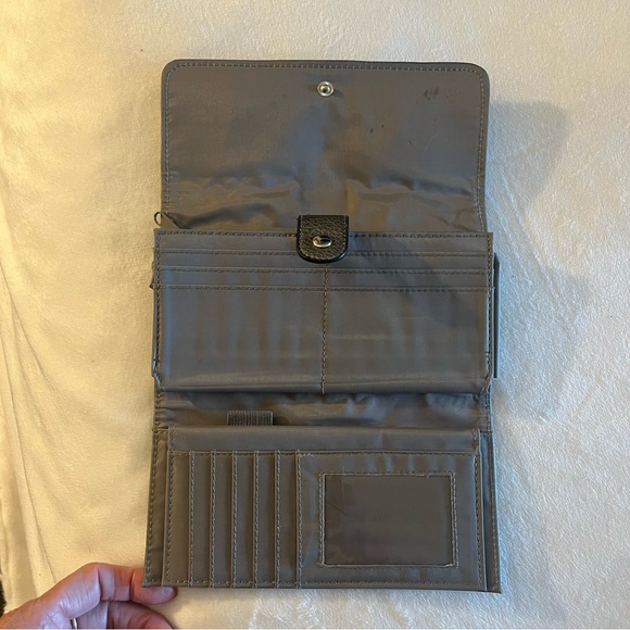 Elegant Grey Leather Wallet - Picture 6 of 10